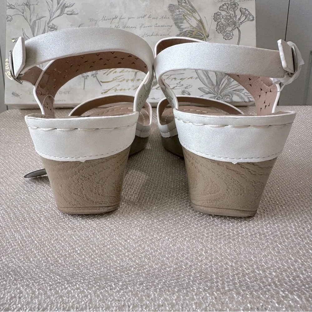 Good Choice Foley White Wedge Sandals with rhinestone accents Size 9.5 No Box